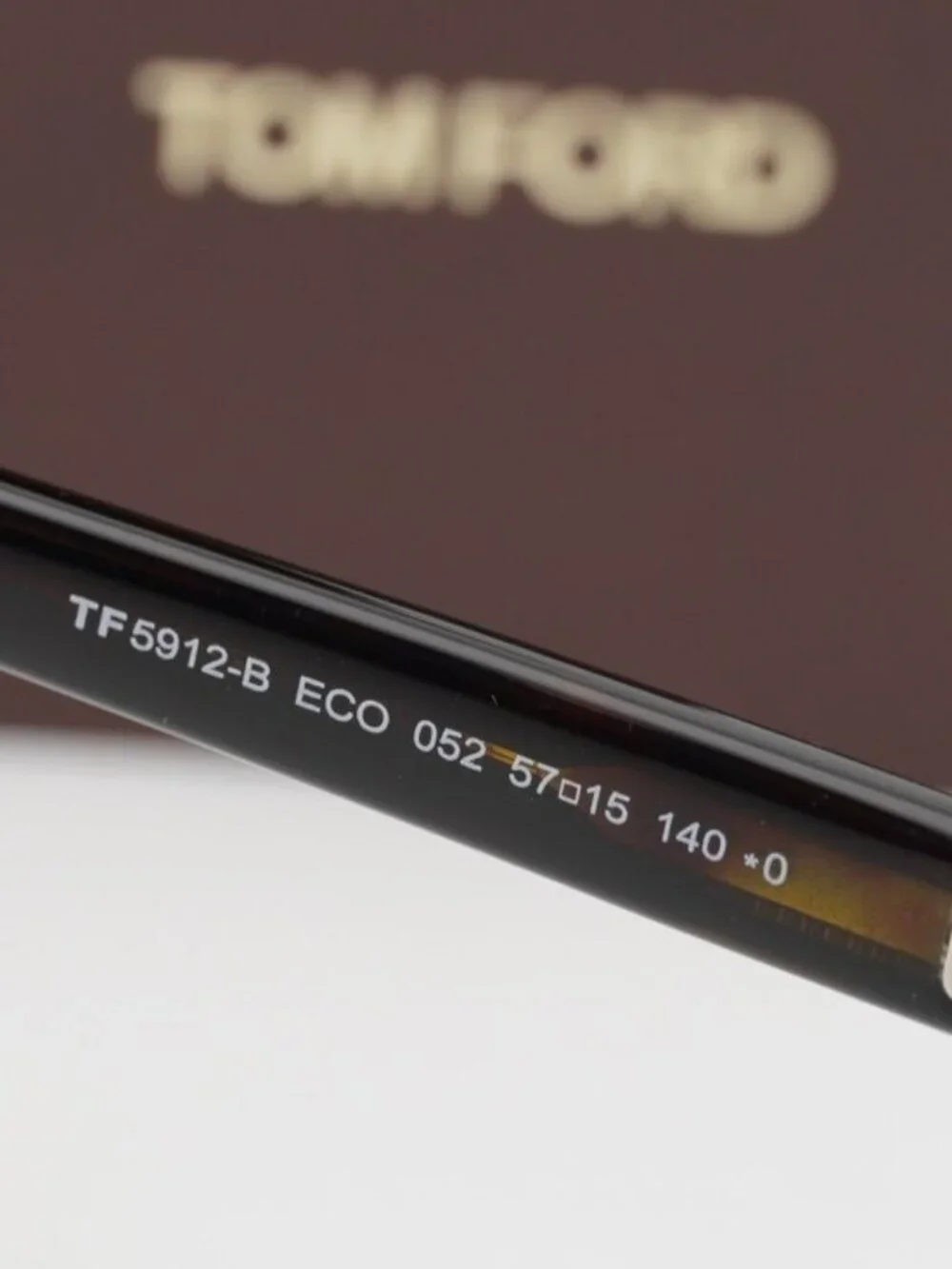 Tom Ford model ft5912